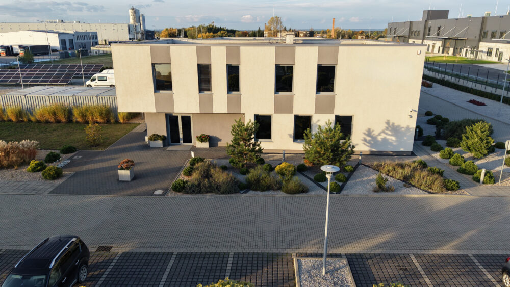 obiekt biurowo-magazynowy Wrocław. Widok na elewację frontową.